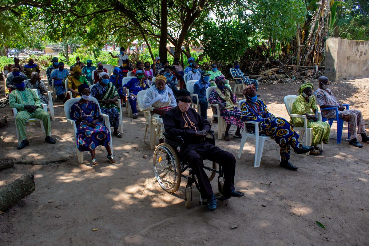 #WorldHumanitarianDay 🌎
Dans des camps avec mauvais système sanitaire, les personnes défèquent à l’air libre. Action Damien au #Nigeria améliore les conditions de vie de 300 personnes atteintes de la #lèpre avec la construction de blocs sanitaires. 🚽
#agircestcontagieux