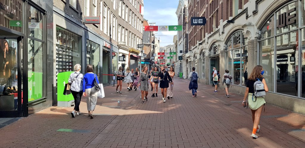 Op dit moment in de Kalverstraat in Mokum. Ca de helft van de mensen geen mondkapje. Geen handhaving te zien 😬