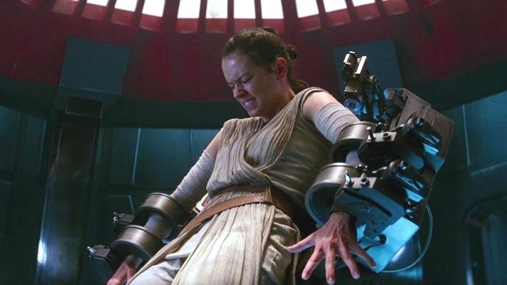  #StarWars/ #theMummyImhotep/Kylo knocked out Evie/Rey and put her in shackles #DaisyRidley  #RachelWeisz