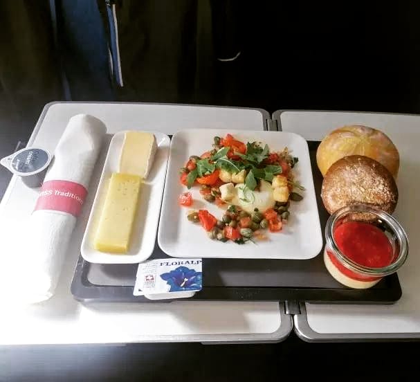 AirlineMealsNet's tweet photo. Swiss Int'l Airlines business class dinner, from Zurich to London on August 15, 2020. Photo by Silvano. 
Full review: https://t.co/rujiregOJw
Please share photos of your inflight meals on https://t.co/bohH10tfug 😉
#airline #travel #inflightmeal #inflight #flyswiss #lhr #zrh https://t.co/17zfqu8gDd