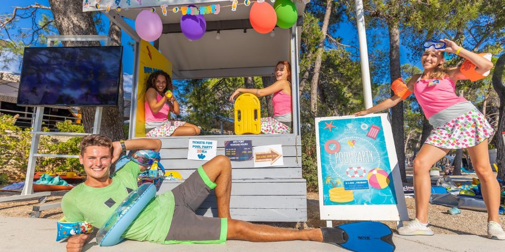 When in doubt, check our Info Point 🗨️
Our helpful entertainers will make sure you find exactly what you are looking for, or an even better option.

📍 From: 10 - 12:30; 16 - 18 h
