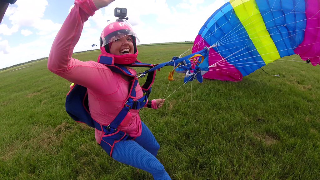 Wanderlust_Adv's tweet photo. Living my life full of smiles! Every day is what you CHOOSE to make of it! I choose joy and friends and love and passion! Work hard play harder!💖😁
(Thanks Angel for this fun day! High five!!)
#skydivinglife #workhardplayhard
#skydiving #wildride #dropzone https://t.co/hY4J0UiFC8
