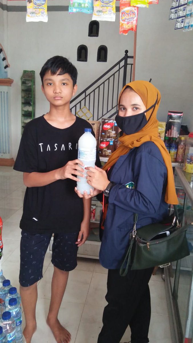 AgamPmi's tweet photo. PMI Kab. Agam bersama Mahasiswa KKN UBH Padang, UMSB Bukittinggi dan UNES Padang menyemprotkan cairan disinfektan di jor. Siguhung &amp; Sago Kec. Lubuk Basung (19/8/2020). Sebanyak 4 orang Relawan dan 17 orang Mahasiswa di terjunkan dalam giat tersebut. https://t.co/nKGDkDb0rq