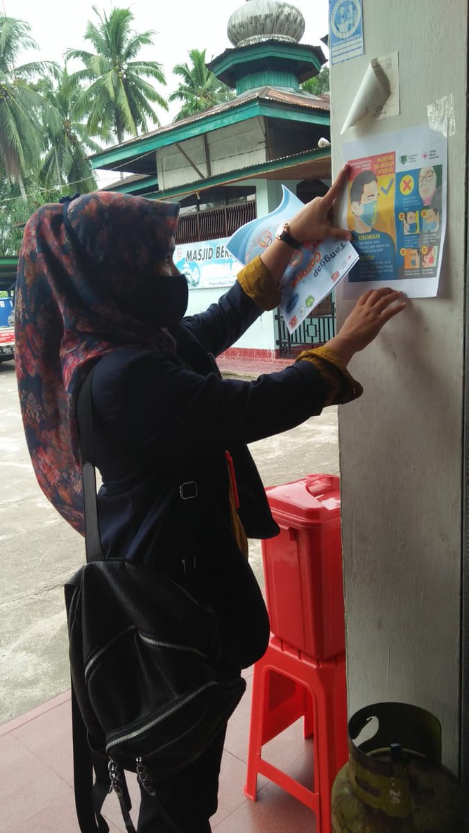 AgamPmi's tweet photo. PMI Kab. Agam bersama Mahasiswa KKN UBH Padang, UMSB Bukittinggi dan UNES Padang menyemprotkan cairan disinfektan di jor. Siguhung &amp; Sago Kec. Lubuk Basung (19/8/2020). Sebanyak 4 orang Relawan dan 17 orang Mahasiswa di terjunkan dalam giat tersebut. https://t.co/nKGDkDb0rq