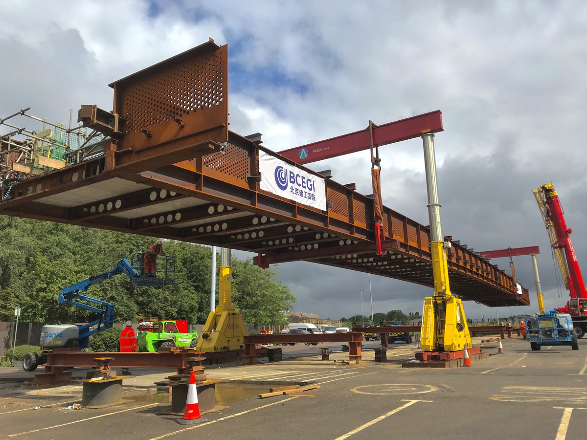 CleveBridgeUK's tweet photo. In July, it was rolled into position overnight by a specialised team of eight people, using two 800-tonne, 20 axle self-propelled modular transporters. #ManchesterAirport #WeAreCBUK #UKManufacturing #EngineeringExcellence https://t.co/hdrpVf76np