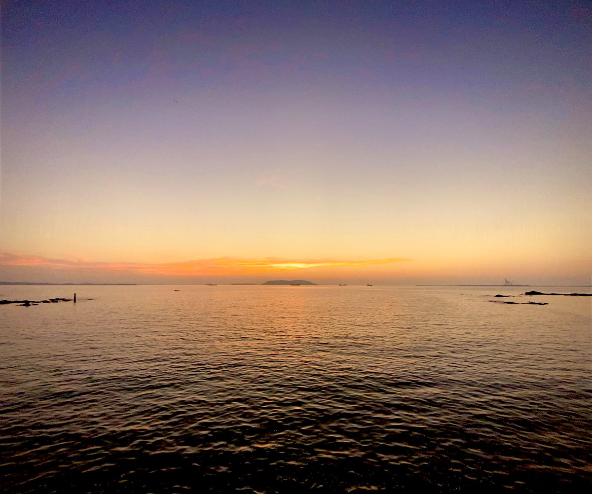 しごおわ♪キタック!!

今日はちゃんと定時で退社
帰宅後😁ビール片手に👣✨
お気に入りの場所へ✧*｡٩(ˊᗜˋ*)و✧*｡

テトラポットに🌊⚓
1人で白シャツ男👔←危ないヤツw
(良い場所なんです!!無になれる場所)

後は(๑•̀ •́)و✧寝落ちしないこと!!
夕方からの休みを満喫しますw

#もう眠たい