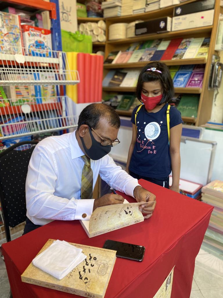 hasyMOONLI8's tweet photo. President Mohamed Nasheed (Anni)
Dhe Radhun’ release and signing event at Million Book Shop  with my cut niece #Dhanii😍❤ https://t.co/v09gmXyzsm