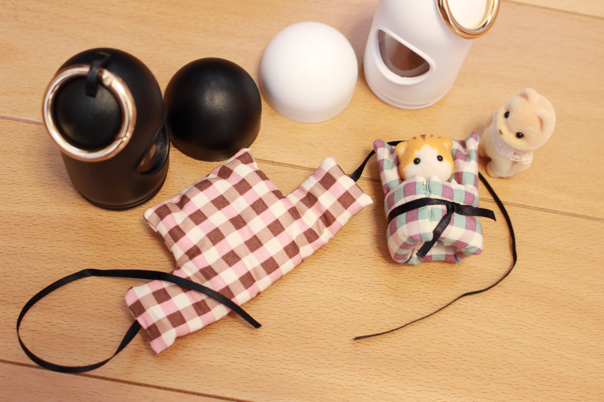 発想&技術力どっちもすごい･･･！ダイソーの携帯ゴミ袋ケースを改造してシルバニアの赤ちゃん用ケースに！