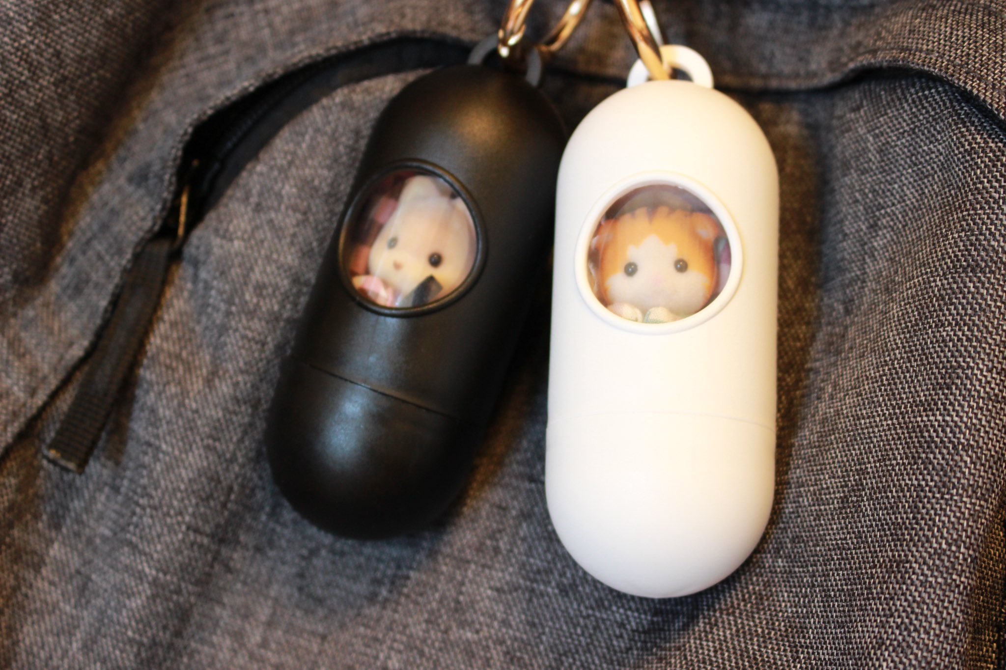 おひたし 通販中 ダイソーの携帯ゴミ袋ケースを改造してシルバニアの赤ちゃんが入れるようにした ちゃんと窓も貼っておくるみも作ったからこれでどこでも散歩に行けるね٩ W و シルバニア