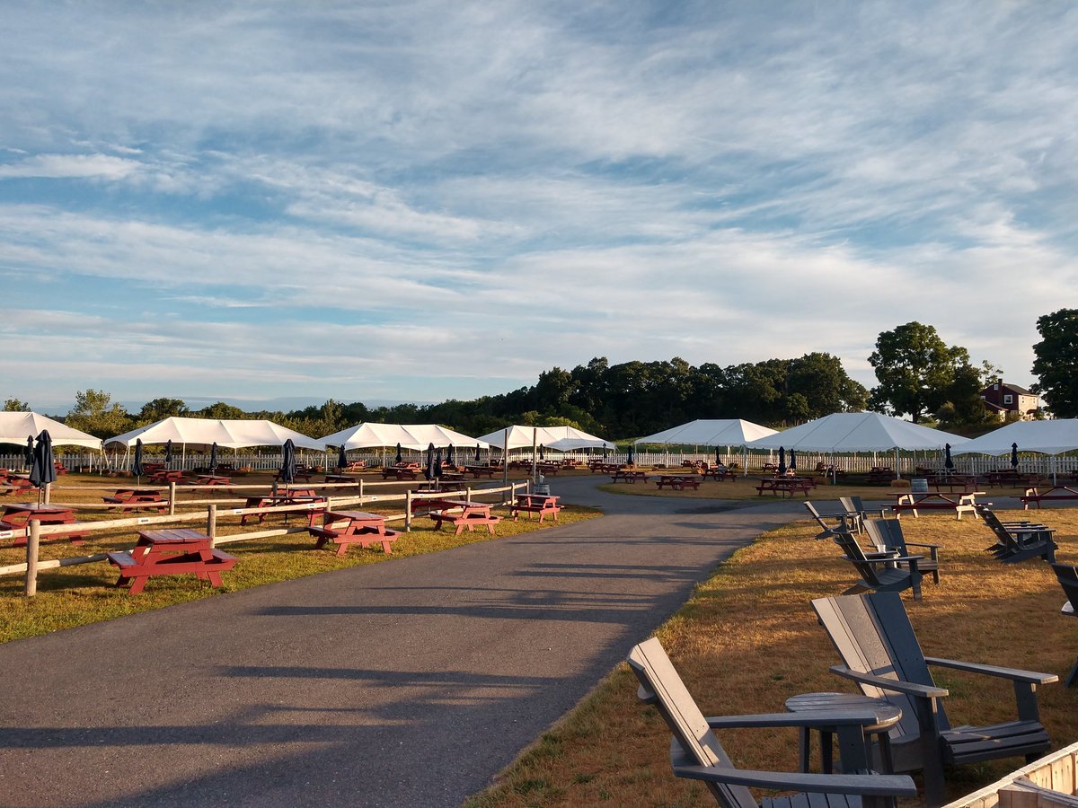 growingwisdom's tweet photo. I've literally walked the farm thousands of times, but last night was my 1st time dining outside. Welcoming joyous atmosphere w/ your own table, so far apart you almost forget there's other people there. Food is picnic perfect. Great way to get the family together. #Lookoutfarm https://t.co/eawey2qVdq
