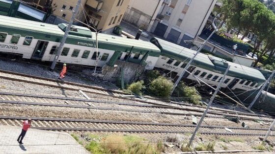 🇮🇹 Trennord derailed at 11:59 a.m. at the Fs station in Carnate-Usmate, Milan.

4 carriages derailed. Driver, conductor and a passenger on train. No injuries, the passenger broke a window to get out & according to initial information, walked away.
milano.repubblica.it/cronaca/2020/0…
