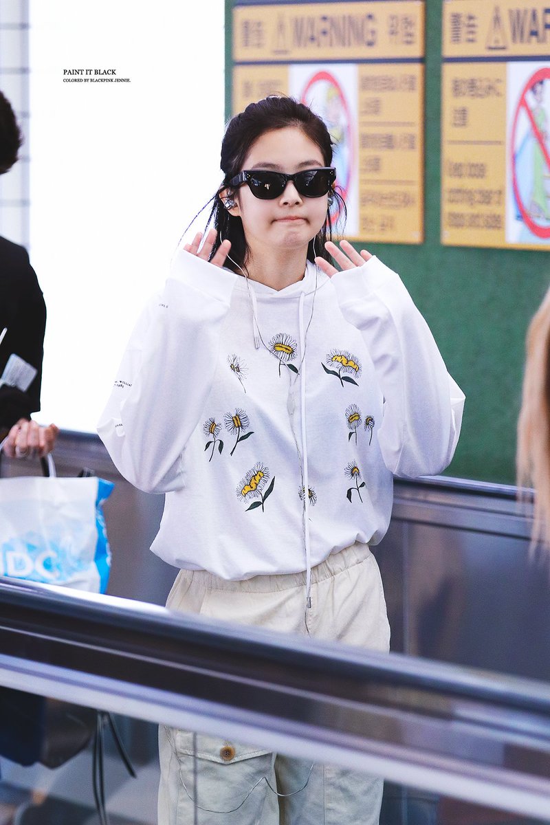 Jennie with earphone #ADecadeWithAceJennie #JENNIE #제니 @BLACKPINK