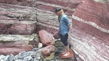 Does anyone recognise this palaeontologist, possibly from the UK? We've had an enquiry asking for help. Please DM us if you know her!