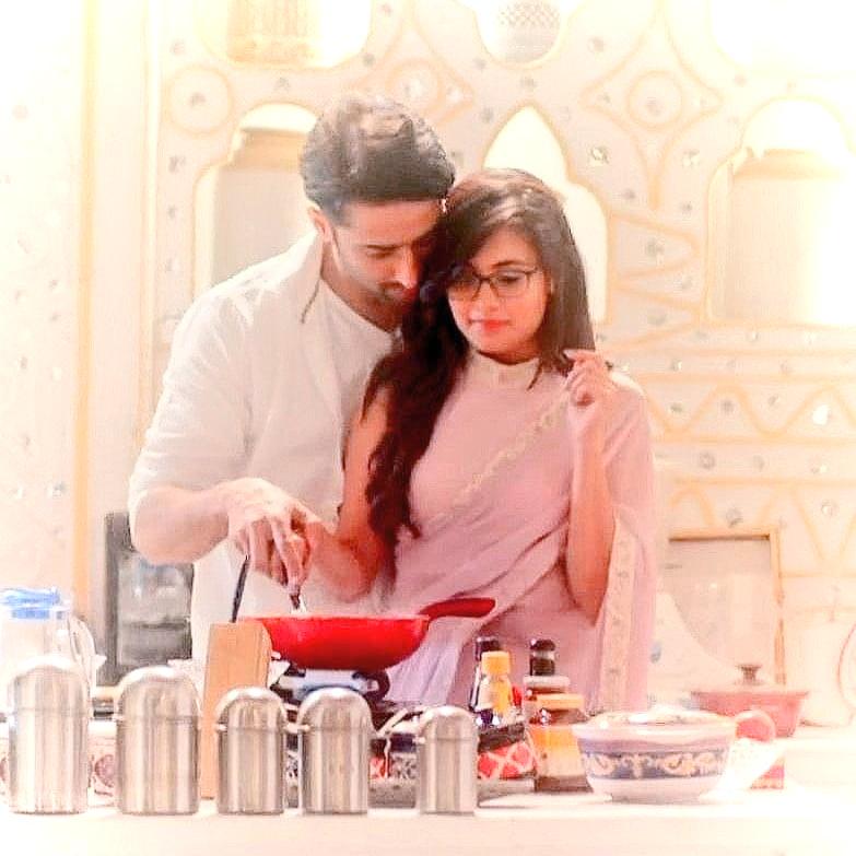 a thread of a no spark, no chemistry, bland couple, who cant act, dont know abt expressions, just staright faced ppl, you cant even tell if they are a couple. 1/8 #YehRishteyHainPyaarKe  #MishBir