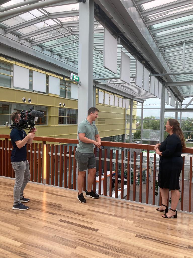Ditismbo's tweet photo. Op 10 september is de nationale opening van het mbo schooljaar 2020-2021 in Zwolle. Landelijk ambassadeur mbo @DjhendrikK ging alvast op pad naar de 4 organiserende mbo-scholen: @Deltion @LandstedeMBO @Cibap en @zone_college om toppers te interviewen. #nationaleopeningmbo https://t.co/HJ6TZ7lkj9