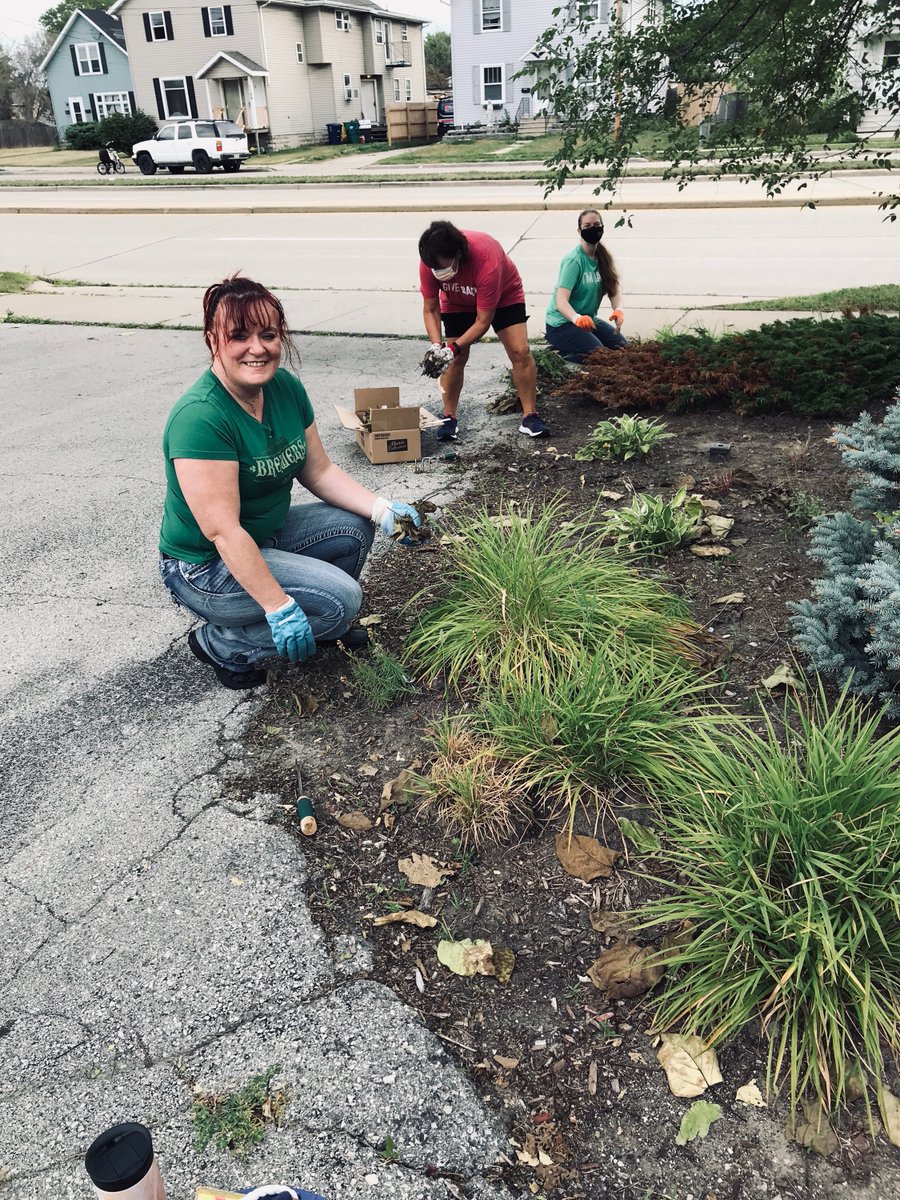 OSMSGB's tweet photo. Last weekend, OSMS and @BOSCgb team members volunteered at @goldenhousegb. They assisted with yard work and even freshened up a garage door with a new coat of paint. Thank you for having us, Golden House! #LifeAtOSMS #LifeAtBOSC https://t.co/FBDnsxsj8H