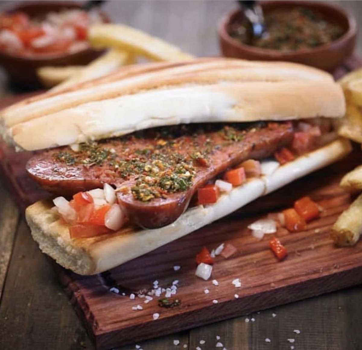 Al pan, pan y al Chori, Chori 😜
Nada como un buen choripan con salsa chimi o criolla Salut 🍷
📲 www.cachitopremium.
◾️ MERCADO PAGO◾️