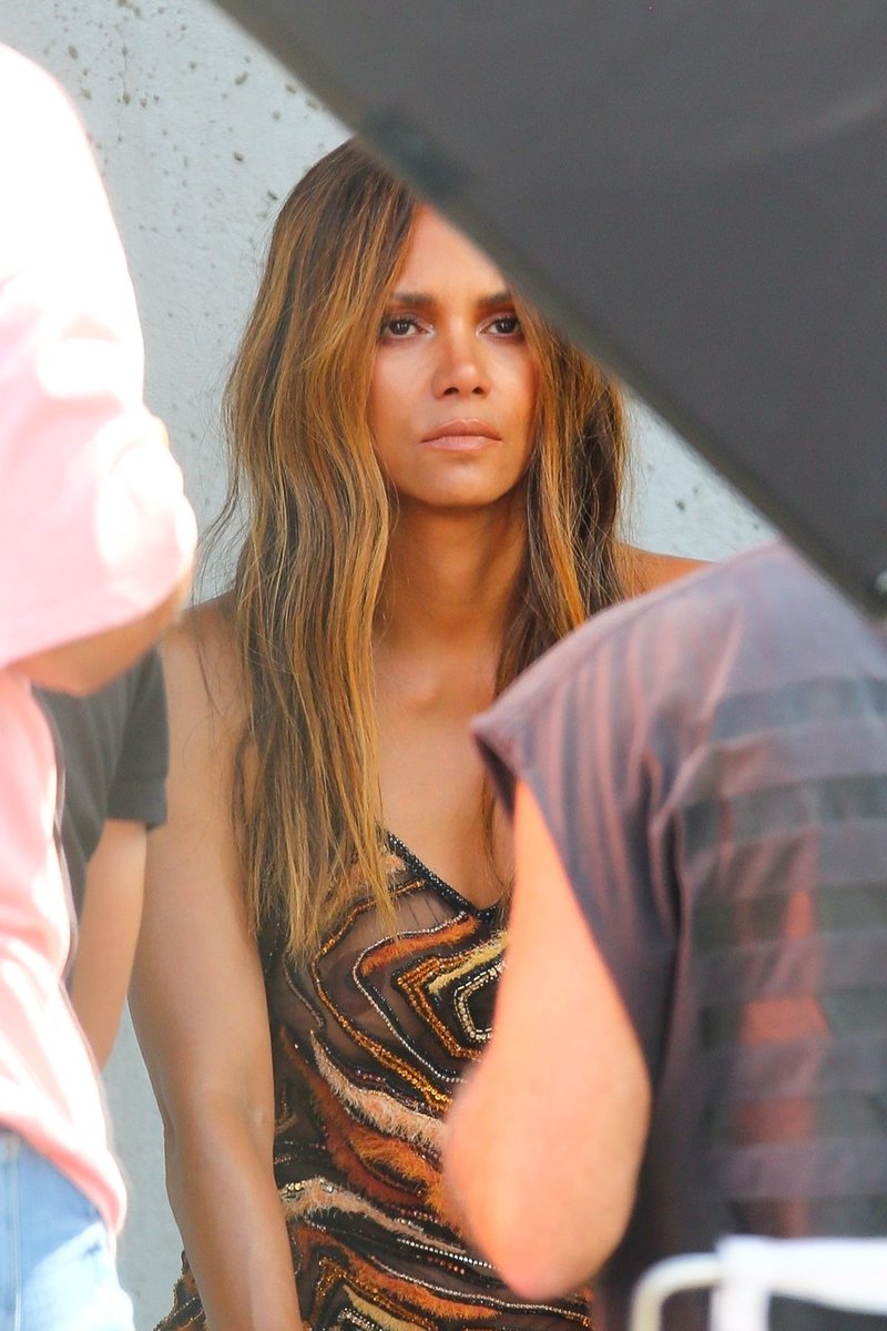 Halle Berry oops see through moment #HalleBerry #oops #celeb #celebrity #ac...