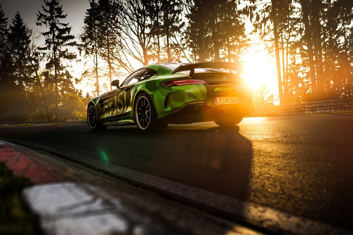 [Kraftstoffverbrauch kombiniert: 12,4 l/100km | C02-Emissionen kombiniert: 284 g/km | amg4.me/efficiency-sta…]

The Mercedes-AMG GT R is back on track on the <a href="/nuerburgring/">Nürburgring</a> Nordschleife. Check out the new livery from our Beast of the Green Hell and book your co-pilot drive now!