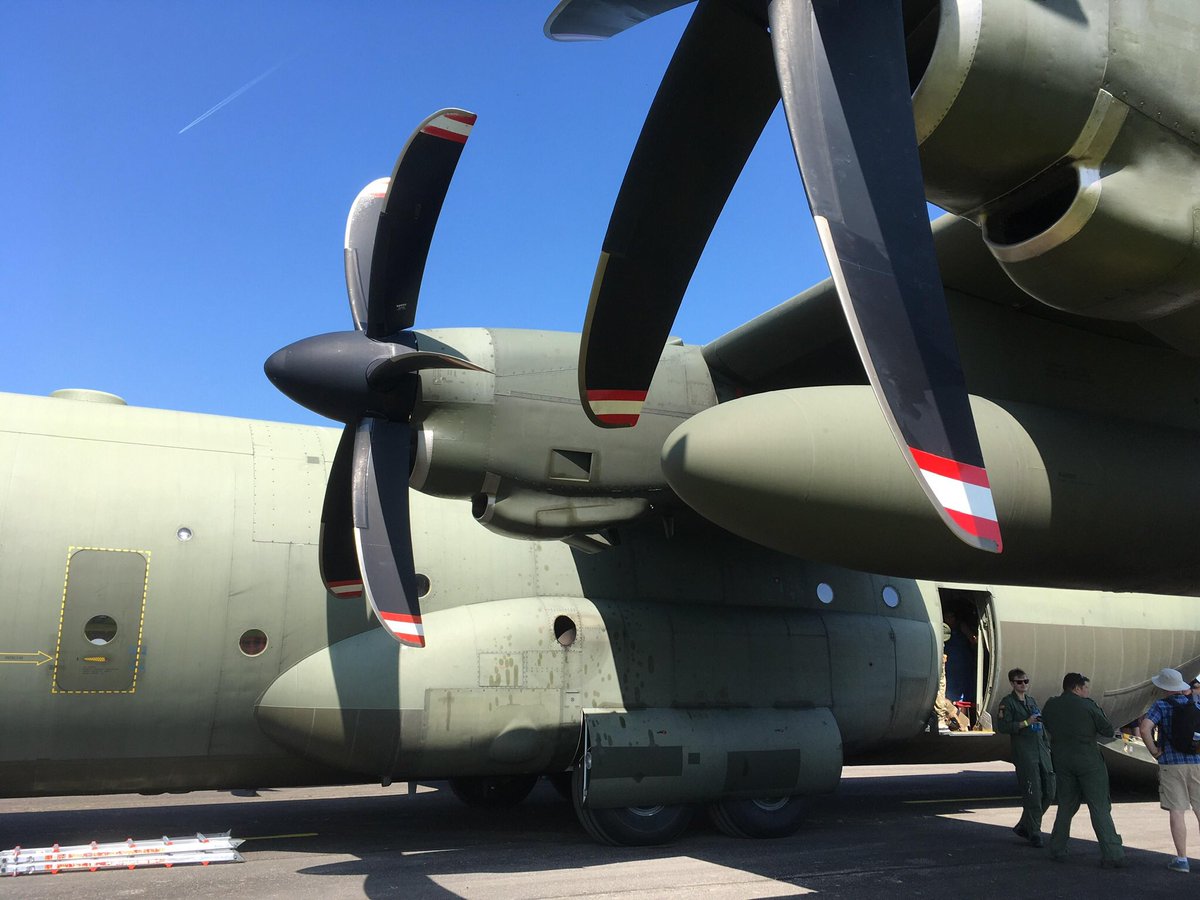  @LockheedMartin C-130 Hercules 4 6-bladed  @RollsRoyceUK AE 2100 D3 turboprop engines with Dowty R391 composite scimitar propellers, producing 4,637shp each.