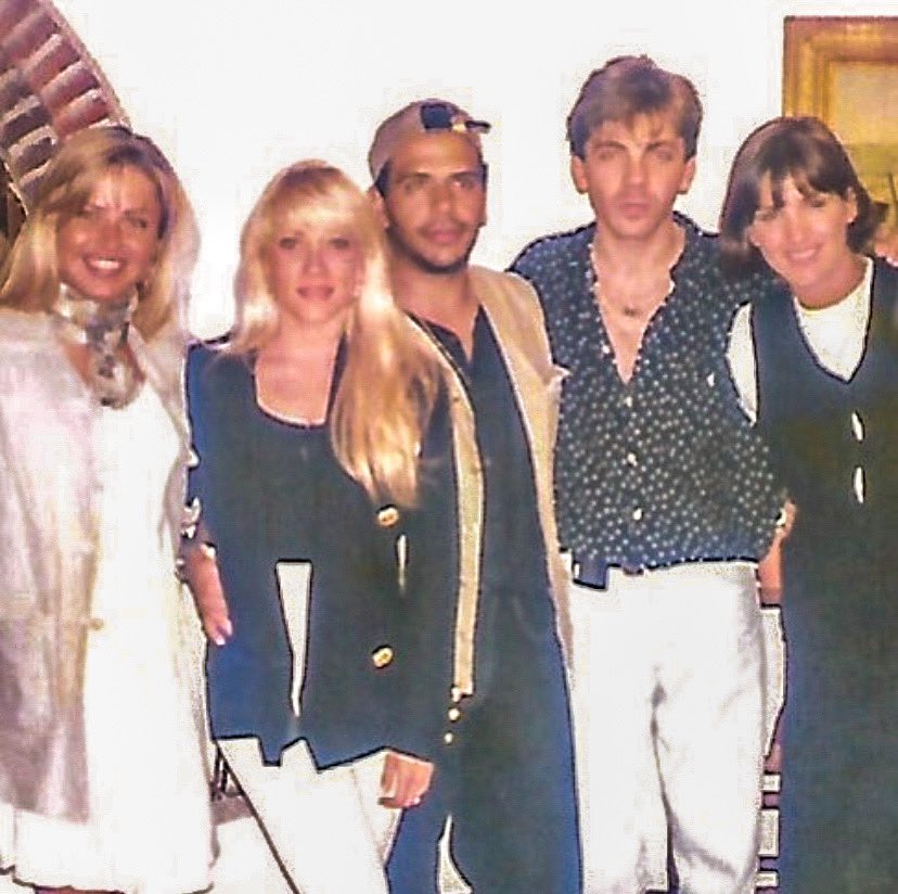 VidaTimbiriche's tweet photo. @TanyaVelasco1 &amp; @lorenashelley con @OficialYuri @CristianCastro y #AlejandroZepeda ( Productor del disco #Timbiriche XII) (1993) https://t.co/nLjXF5t5O6