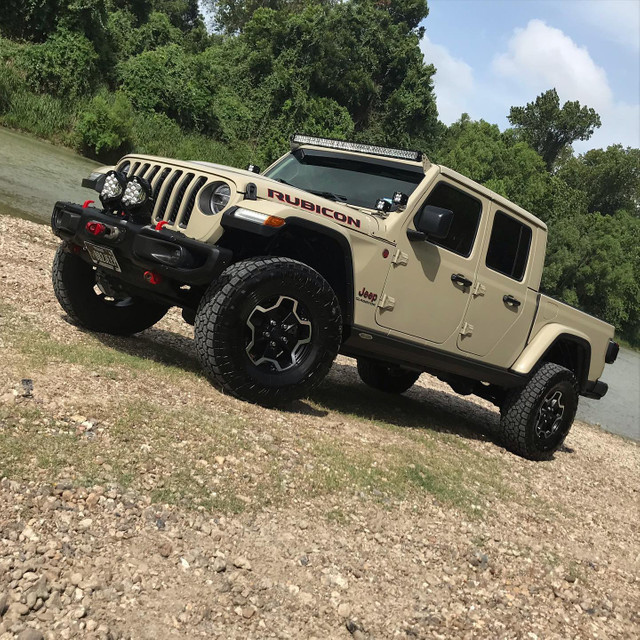 TrexGrilles's tweet photo. Own the night with the ZROADZ Front Roof LED Kit including a 50-inch double row LED bar and 4 pod lights! Complete package that installs without drilling!

Check out part #Z374831-KIT4 $934.50

#zroadz #jeep @jeep #gladiator 

 📸 @outlawoffroadoftexas https://t.co/skqF3WYB5o
