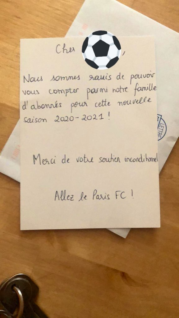 Encore un geste du Paris FC, qui l’ancre un peu plus dans un modèle populaire et familiale.
Carte d’abonné reçue avec une carte de Pitroipa et au verso un message manuscrit!
🔵⚪️