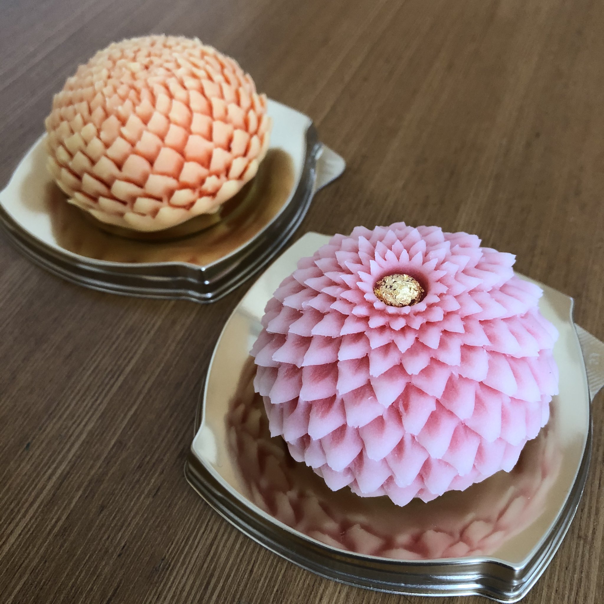 تويتر 菓子処手毬 和 なごみ على تويتر はさみ菊 大 ショートケーキくらいのサイズ感です 和菓子 上生菓子 はさみ菊 練り切り 餡子 和菓子ケーキ 菓子処手毬 T Co 2kqozcquck