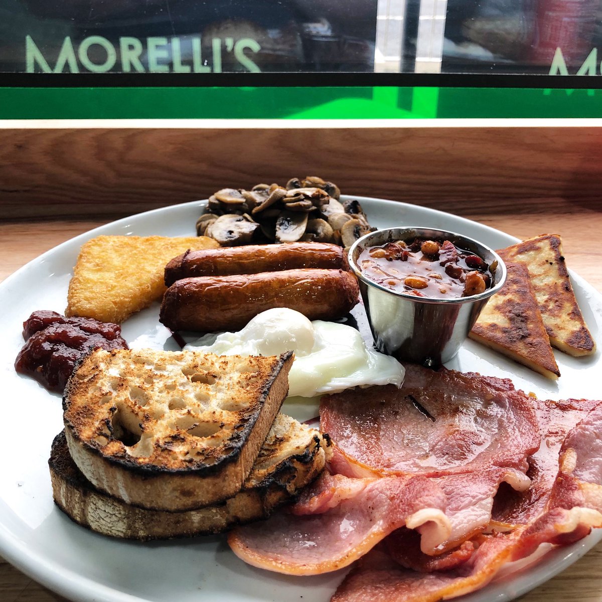 ❤️😍❤️The Posh Fry has to be the best breakfast on the North Coast. Toasted sourdough, sausages, back bacon, poached egg, sautéed mushrooms, smokey beans with smoked pancetta, potato bread, hash brown, Clonakilty black pudding &amp; Ballymaloe relish <a href="/MorellisGelato/">Morelli's Gelato</a> #Staycation2020