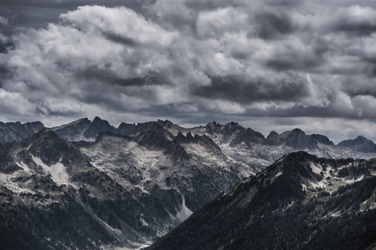 reljafer's tweet photo. Zoom view of Circ glaciar de Saboredo and sourrounding peaks: Punta Estasen, Tuc de Saboredo, Els Tres Puis... With my old Canon 30D f85 lens #circdesaboredo #aiguestortes #mountain #views #landscape #summits #pyreenes #valldaran #catalonia #sky #clouds #zoomlens https://t.co/VGMQ51lyxJ