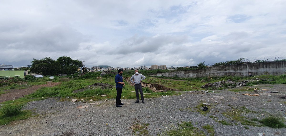 suniltingre's tweet photo. Inspected the incomplete road from 509 chowk to Dhanori Jakatnaka along with Pune Municipal Corporation Commissioner Vikramji Kumar. We discussed mainly hurdles with Airforce boundary wall. Also inspected the parallel road (DP Road) to porwal road, Dhanori https://t.co/Xi8mCm9SBg