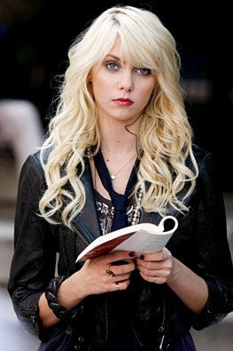 jenny humphrey- solo, used to be a chill strong larrie, unbothered, she even survived 2016- unlarried overnight and became the nastiest anti- attacks her old moots- lowkey has breakdowns but fakes it to “fit in” with her new fandom- was friends with blair, indirects her now