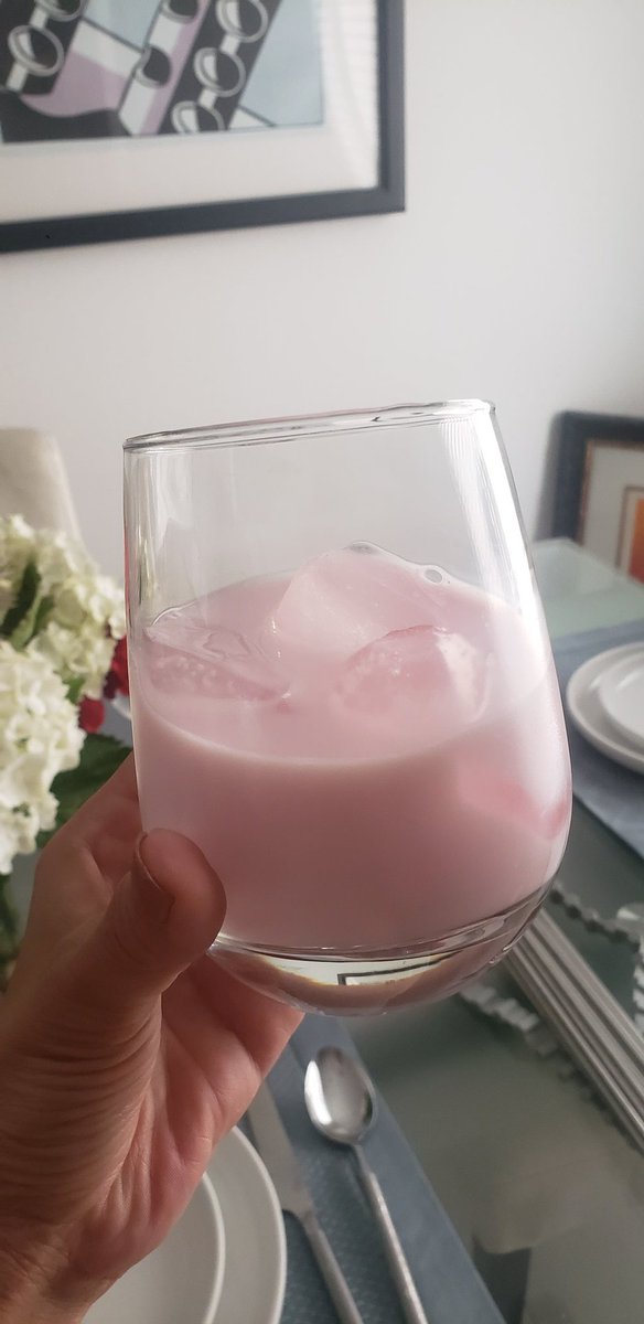 NCrystean's tweet photo. I must be getting soft.  Starting to fall for pink a lot. 🤔

#OverIce #makeitdelicious #makeitlookgood https://t.co/VPgfrpQkJG