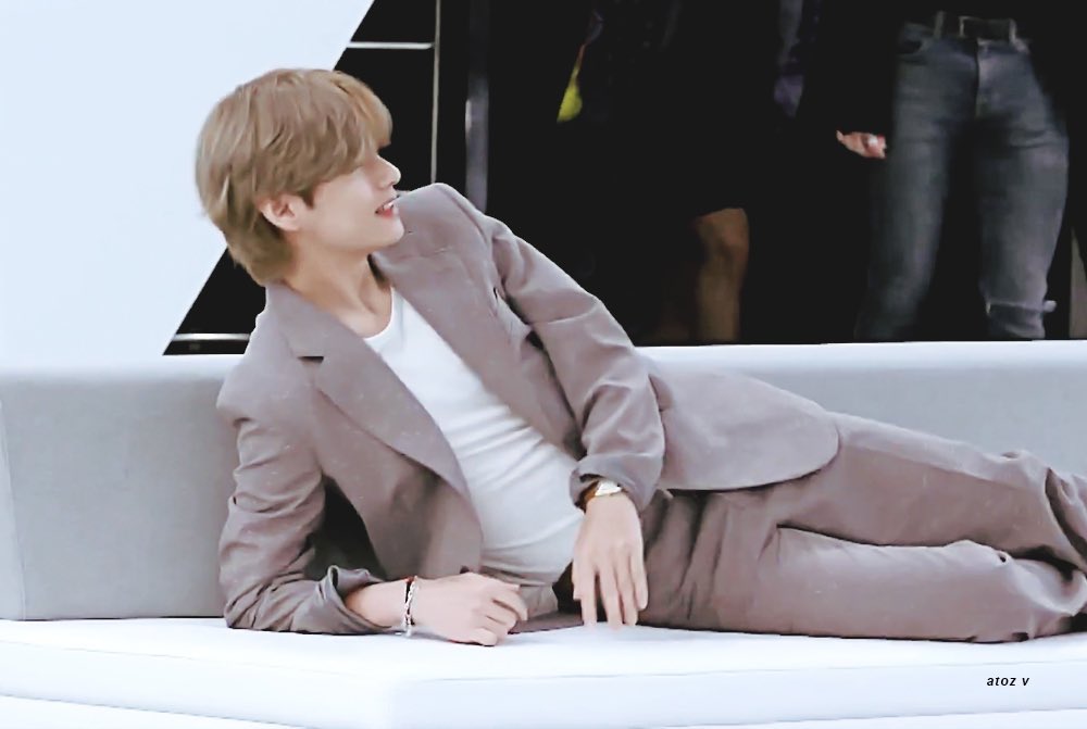 glowmingi's tweet photo. Light brown hair Taehyung, that’s it, that’s the best https://t.co/qN6oecVniW