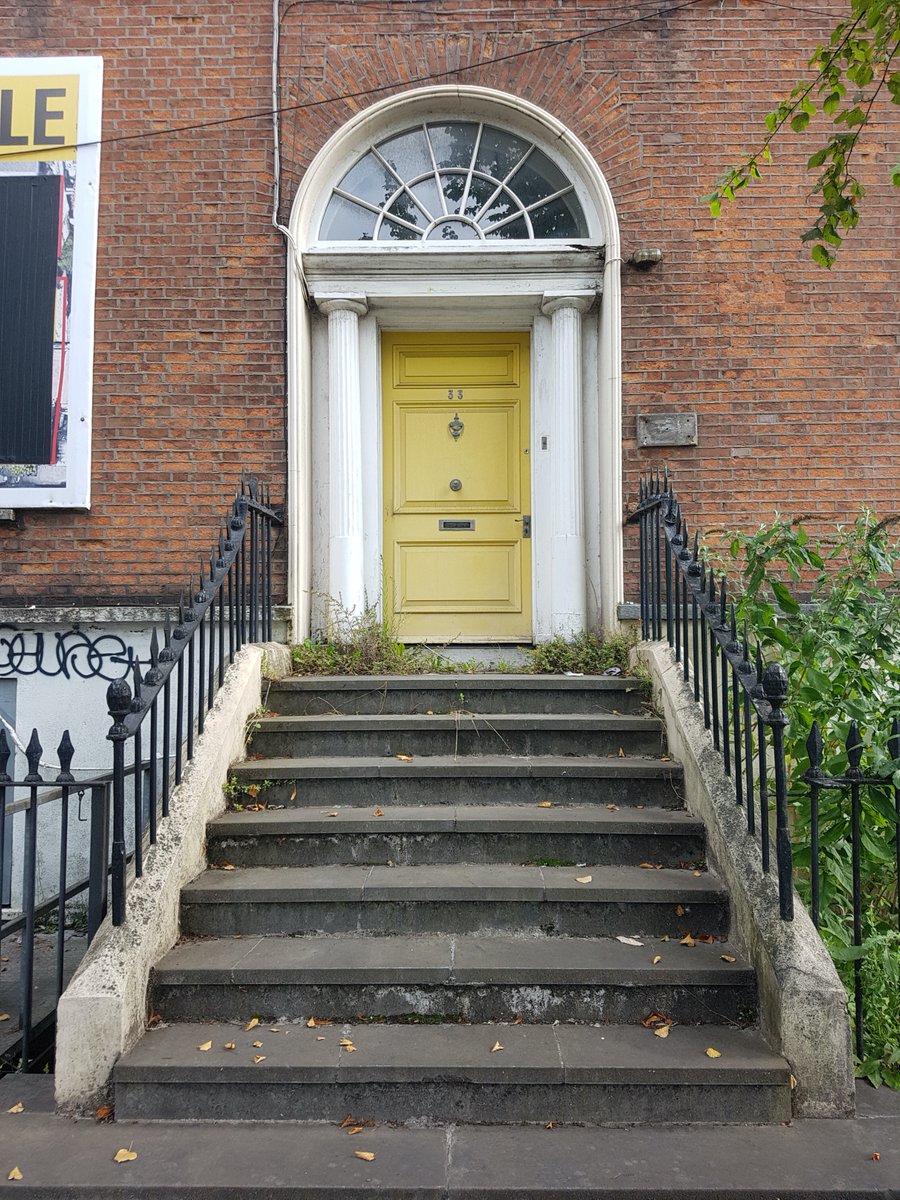 another empty building in the city centrethis one has loads of character, check out the wonderful entrance, the railings, doorway, steps so characteristic of much of older Corkshould be someones home #HeritageWeek2020  #not1home  #homelessness  #culturalheritage