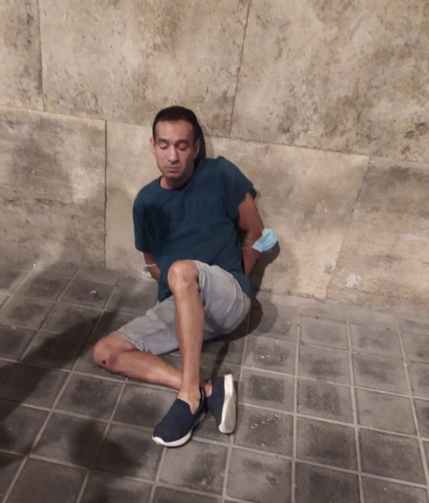 Juicio rápido, sentencia, condena, cumplimiento íntegro y expulsión;  a su costa. 
Ni más, ni menos. 
Justicia, y reparación a la víctima; es lo que nos debe preocupar exclusivamente.