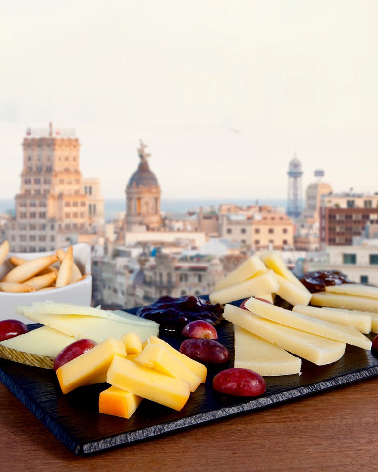 Disfruta de nuestra terraza de miércoles a domingo de 18h a 00h con las máximas medidas de seguridad. #terraza #royalhotelsbcn #barcelona #lifestyle