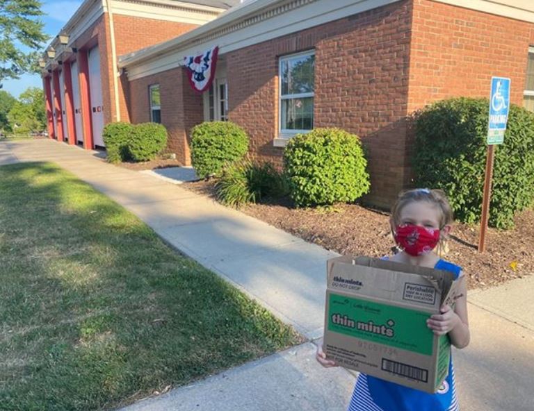 GSNEO's tweet photo. Troop 90302 donated cookies to the Aurora Police Department and the Aurora Fire Department. Thank you so much girls! #GSNEOPositivityProject https://t.co/OYzx5cBGWp