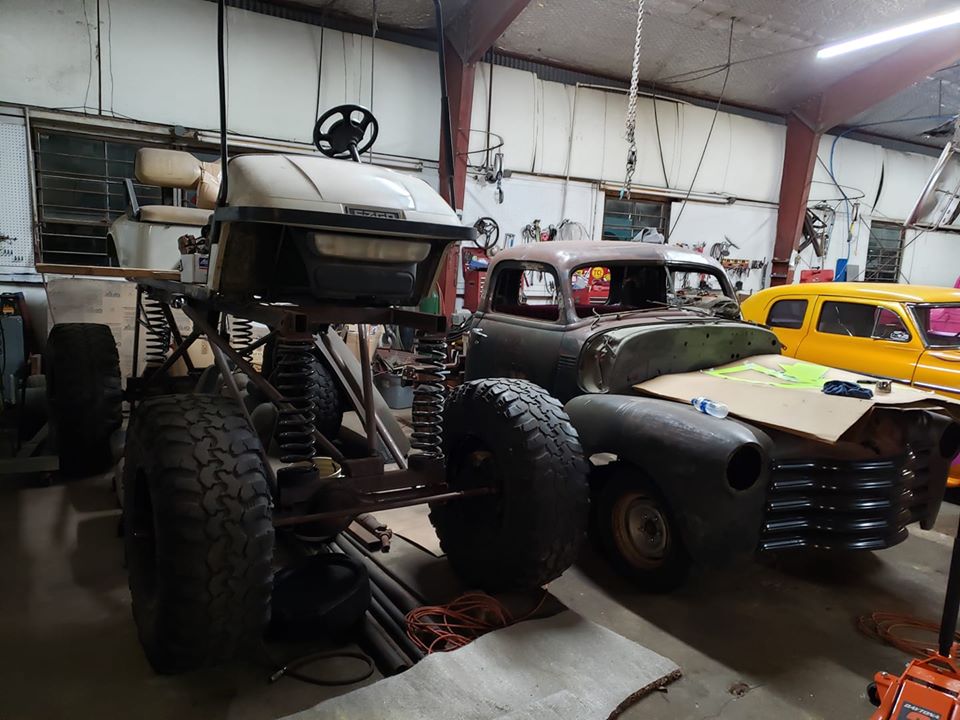 GolfCartGarage's tweet image. Whoaaaa. Check out this crazy awesome golf cart modification by follower Bobby Sparkman! SO COOL. Now that&apos;s what we call a lifted golf cart!

#golf #golfcartgarage #customcarts #golfcartparts #golfcart #clubcar #ezgo #yamaha