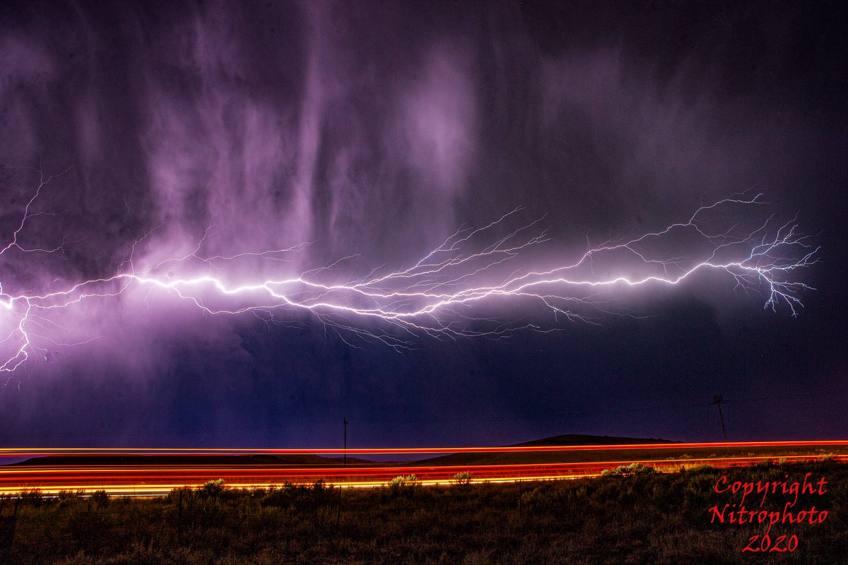 nitrophoto's tweet photo. Lightning from last night between Jordon Valley and Marsing. #nitrophoto @JimDuthieKTVB @BriEggers #idahohome #chasinglightning https://t.co/oiFtSRErhw
