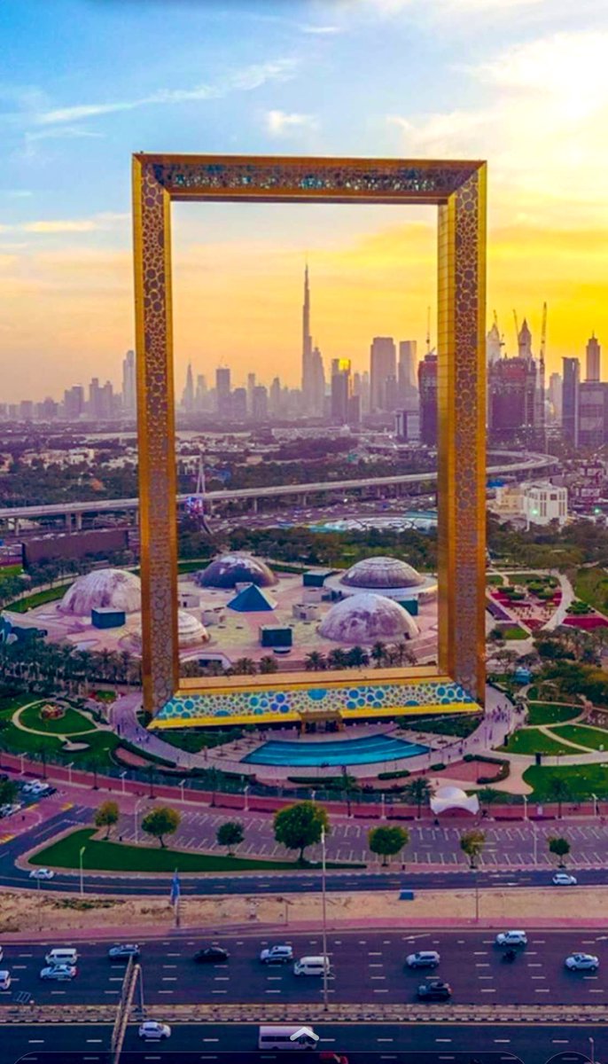 برواز دبي أحد اشهر مزارات السياحة الذي يمتزج به الموروث الثقافي القديم لإمارة دبي مع حاضرها البديع، فيقدم إطلالات ساحرة حيث يقدّر ارتفاع برواز دبي بحوالي 150 مترا، ويبلغ عرضه حوالي 73 مترا، ويتكون من 48 طابقا، وعند الصعود إلى أعلى البرواز يمكنكم الاستمتاع بمشاهدة أفق مدينة دبي.