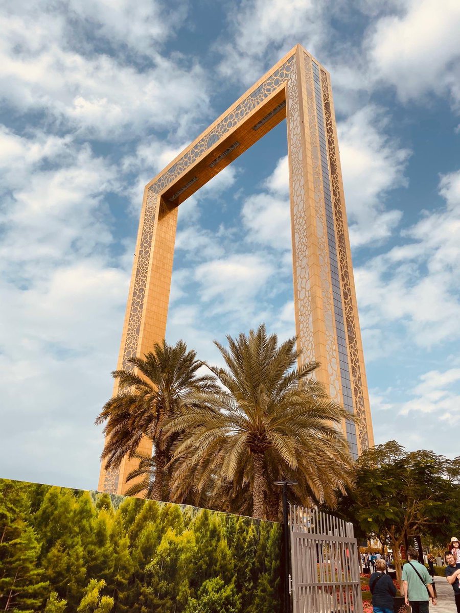 برواز دبي أحد اشهر مزارات السياحة الذي يمتزج به الموروث الثقافي القديم لإمارة دبي مع حاضرها البديع، فيقدم إطلالات ساحرة حيث يقدّر ارتفاع برواز دبي بحوالي 150 مترا، ويبلغ عرضه حوالي 73 مترا، ويتكون من 48 طابقا، وعند الصعود إلى أعلى البرواز يمكنكم الاستمتاع بمشاهدة أفق مدينة دبي.