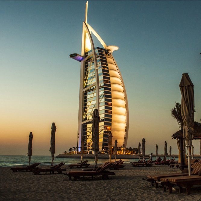 برج العربأفخم فنادق العالم وأكثر الوجهات المعروفة في دبي، الذي يتميّز بجزيرته الاصطناعية الخاصة به، و بتصميمه الفريد الذي يشبه الشراع بارتفاع يصل إلى 321 مترا، يوفر إطلالة بانورامية على ساحل دبي.