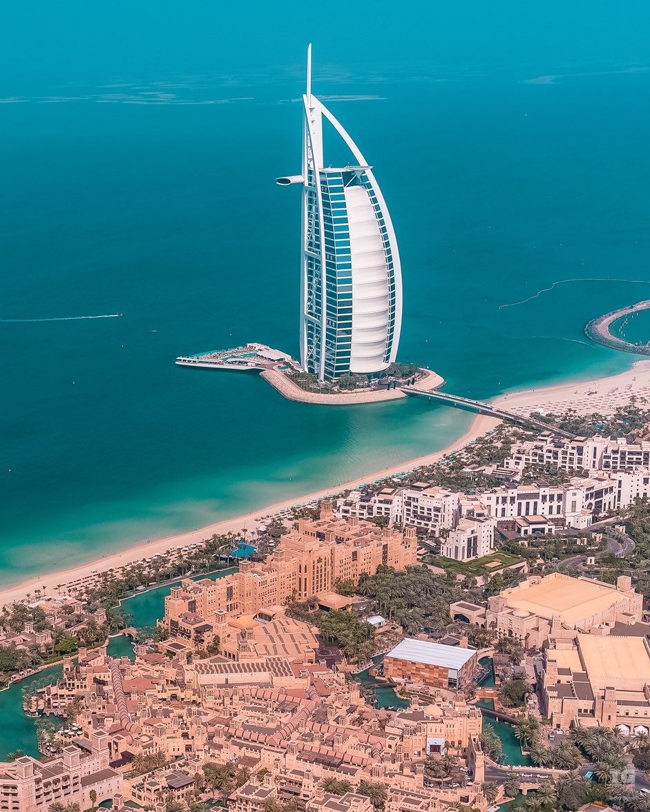 برج العربأفخم فنادق العالم وأكثر الوجهات المعروفة في دبي، الذي يتميّز بجزيرته الاصطناعية الخاصة به، و بتصميمه الفريد الذي يشبه الشراع بارتفاع يصل إلى 321 مترا، يوفر إطلالة بانورامية على ساحل دبي.