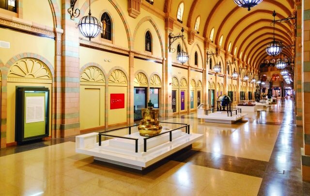 متحف الشارقة للحضارة الإسلاميةيضم المتحف آلاف القطع من الحضارة الإسلامية والتي تمتلك أهمية كبيرة ، حيث يمكنكم التعرف بشكل اكبر على الحضارة الإسلامية.