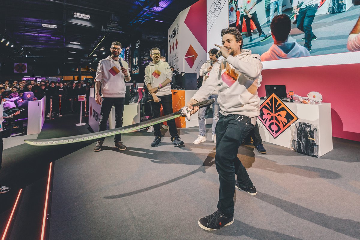 Lutti, sur la scène OMEN de la PGW 2019, brandit un sabre.