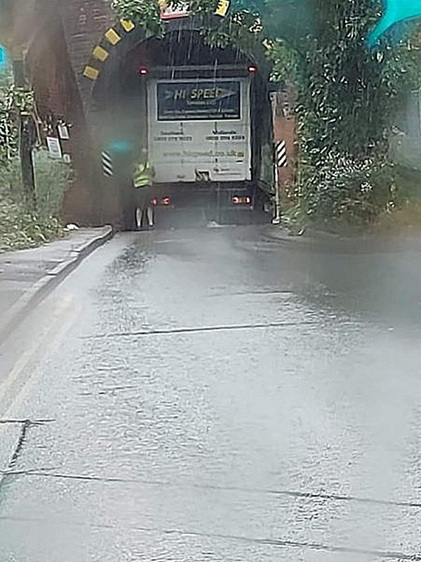 Kent_999s's tweet photo. HIGH BROOMS: Possible delays to trains between Tonbridge and Tunbridge Wells after a lorry has become stuck under the bridge between Dowding Way and North Farm Road. https://t.co/rSBunHVAUz