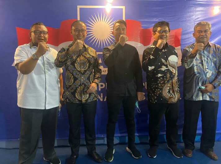 OfficialDPP_PBB's tweet photo. DPP PAN Resmi Usung Yuri-Anca di Pilkada Belitung Timur. Surat Rekomendasi di serahkan langsung oleh Ketum @Official_PAN Bapak Zulkifli Hasan kepada Paslon Yuri-Anca dan di saksikan oleh Sekjen PAN Edi Suparno dan Sekjen PBB Afriansyah Noor di Kawasan Widyacandara, Rabu Malam. https://t.co/XwThDfCwRu