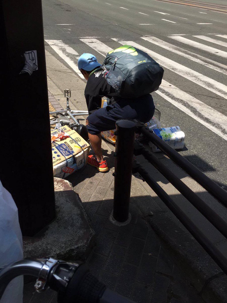 tsunsan's tweet photo. 拝啓！熊本国府OBの皆さん！4年前。地震で被災者が集まり、サッカー部員で校庭にSOSを書き。物資が集まりすぎ校長に怒られましたね。責任取ってその物資を自転車の前と後ろ積んで10km先の避難所に届けましたね。途中重くて転んだのは内緒です。いま皆さんの力が必要です。球磨村で待ってます。ツン https://t.co/R2bdVgsRWV