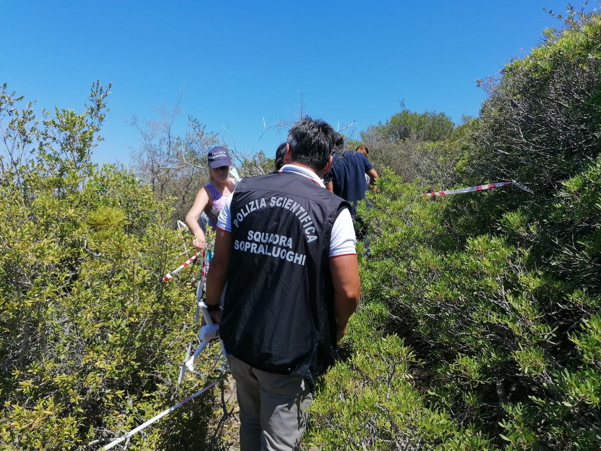 poliziadistato's tweet photo. +++Poliziotti #SquadraMobile e #PoliziaScientifica Messina impegnati in sopralluogo nei boschi di #Caronia. 
Con medico legale in corso analisi resti ritrovati. Potrebbero essere compatibili con quelli del piccolo #Gioele 
#essercisempre #19agosto https://t.co/URc585J8Kl